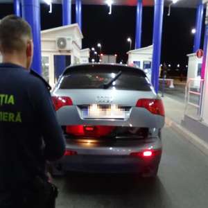 40.000 țigarete depistate ascunse, într-un locaș special amenajat  dar și sub roata de rezervă ale unui autoturism, la Calafat