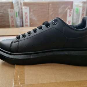 1632 perechi de incălțăminte sport și 129 mașinuțe electrice susceptibile a fi contrafăcute, în valoare de peste 4 milioane de lei, depistate în Portul Constanța