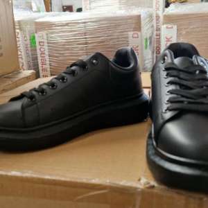 1632 perechi de incălțăminte sport și 129 mașinuțe electrice susceptibile a fi contrafăcute, în valoare de peste 4 milioane de lei, depistate în Portul Constanța