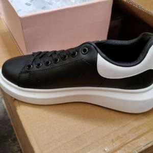 1632 perechi de incălțăminte sport și 129 mașinuțe electrice susceptibile a fi contrafăcute, în valoare de peste 4 milioane de lei, depistate în Portul Constanța