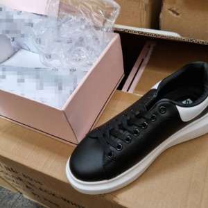 1632 perechi de incălțăminte sport și 129 mașinuțe electrice susceptibile a fi contrafăcute, în valoare de peste 4 milioane de lei, depistate în Portul Constanța