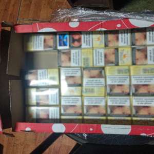 Țigări disimulate în cutii cu dulciuri și coniac fără timbru de acciză, confiscate la Albița