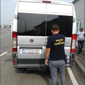 Peste 20.000 de țigarete ascunse în bagaje, descoperite într-un microbuz în P.T.F. Calafat