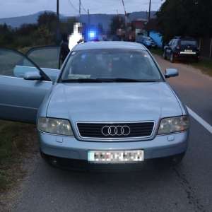 Substanțe interzise și armă neletală descoperite în mașina unui tânăr