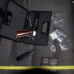 Substanțe interzise și armă neletală descoperite în mașina unui tânăr