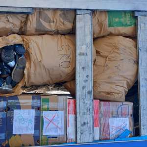 Peste 7.000 kg produse second-hand, oprite la intrarea în țară