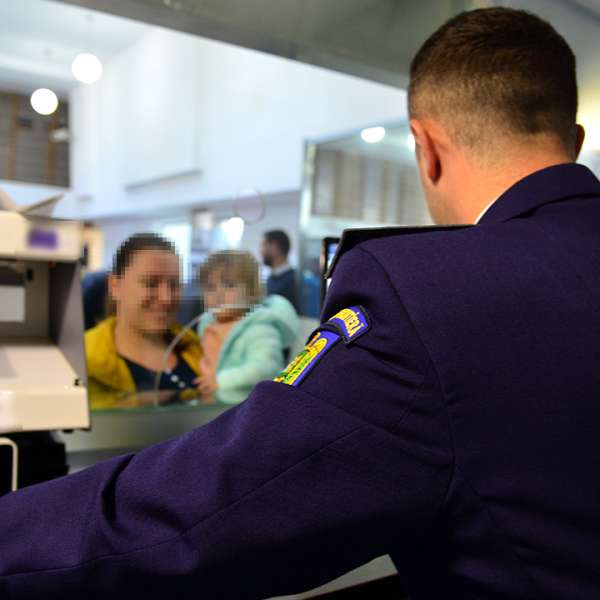 Bunică depistată la intrarea în țară prin Aeroportul Otopeni cu 3 nepoți, dintre care doi cu documente care nu le aparțineau