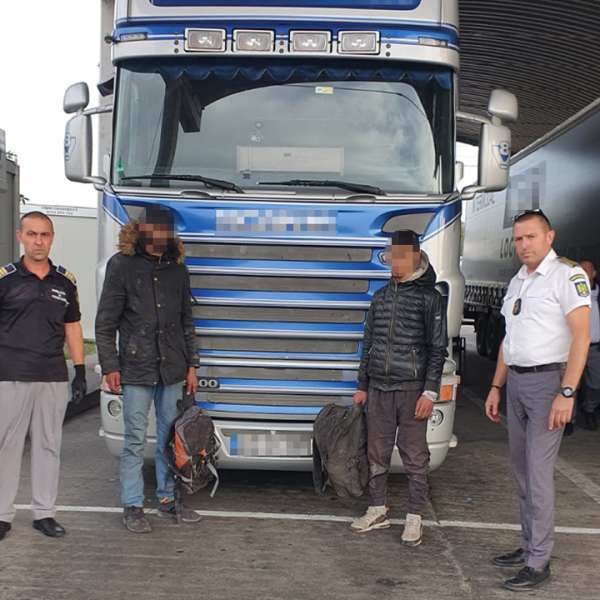 Doi bărbaţi depistați ascunși pe roțile de rezervă ale unui autocamion, în PTF Giurgiu