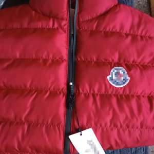 Articole vestimentare  și parfumuri susceptibile a fi contrafăcute în valoare de peste 100.000 lei, descoperite de poliţiştii de frontieră de la P.T.F. Negru Vodă