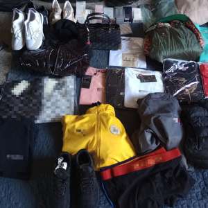 Articole vestimentare  și parfumuri susceptibile a fi contrafăcute în valoare de peste 100.000 lei, descoperite de poliţiştii de frontieră de la P.T.F. Negru Vodă