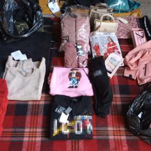 Articole vestimentare  și parfumuri susceptibile a fi contrafăcute în valoare de peste 100.000 lei, descoperite de poliţiştii de frontieră de la P.T.F. Negru Vodă