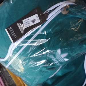 Articole vestimentare  și parfumuri susceptibile a fi contrafăcute în valoare de peste 100.000 lei, descoperite de poliţiştii de frontieră de la P.T.F. Negru Vodă