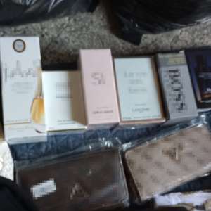 Articole vestimentare  și parfumuri susceptibile a fi contrafăcute în valoare de peste 100.000 lei, descoperite de poliţiştii de frontieră de la P.T.F. Negru Vodă