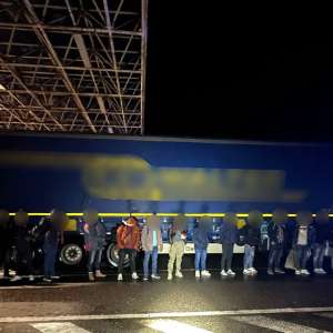 Nouăsprezece cetățeni bengalezi, ascunși într-o cutie de lemn într-un automarfar