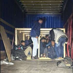 Nouăsprezece cetățeni bengalezi, ascunși într-o cutie de lemn într-un automarfar