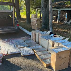 Aproximativ 11.000 pachete cu țigări decoperite într-o mașină