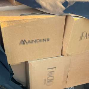 Aproximativ 11.000 pachete cu țigări decoperite într-o mașină