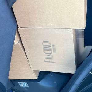 Aproximativ 11.000 pachete cu țigări decoperite într-o mașină