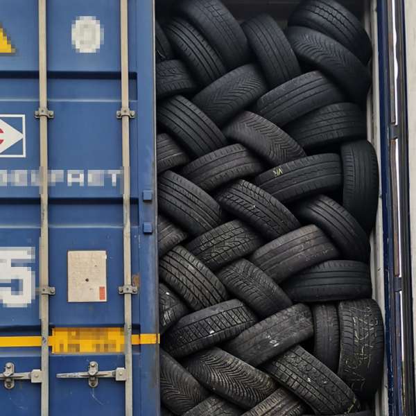 Aproape zece tone de cauciucuri uzate, oprite la intrarea în țară