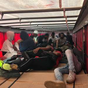 Nouăsprezece cetățeni străini ascunși într-un TIR ce transporta piese auto, la Nădlac II