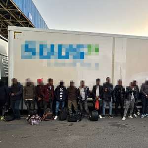 Nouăsprezece cetățeni străini ascunși într-un TIR ce transporta piese auto, la Nădlac II