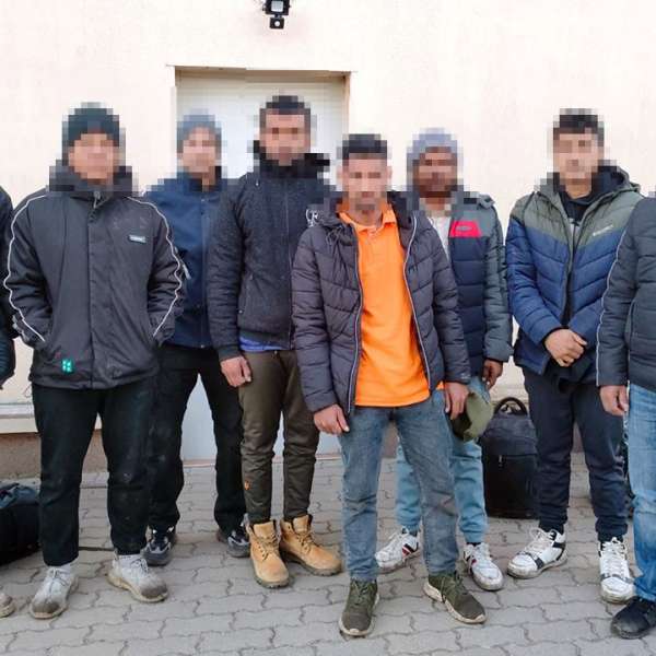 Opt cetăţeni din Nepal depistaţi la frontiera cu Serbia