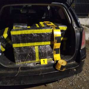 Țigări în valoare de peste 78.000 de lei descoperite în două mașini