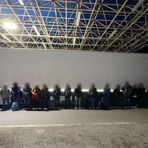 38 de cetăţeni străini, depistați ascunși în două TIR-uri la P.T.F. Nădlac