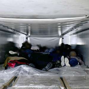 38 de cetăţeni străini, depistați ascunși în două TIR-uri la P.T.F. Nădlac