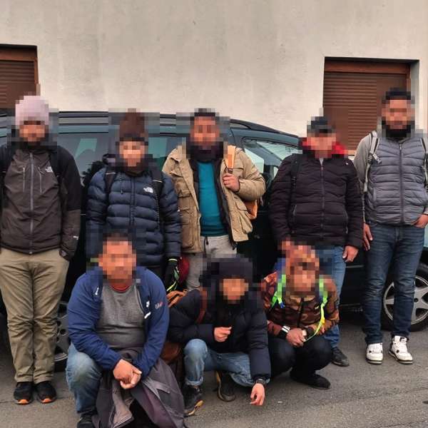 Zece cetățeni din Nepal, depistaţi la graniţa cu Serbia. Şoferul, cetăţean român, cercetat în stare de arest preventiv pentru trafic de migranţi