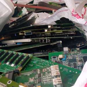 Deşeuri din Germania și Italia, oprite la Nădlac II. Peste 20 de tone de diverse bunuri.