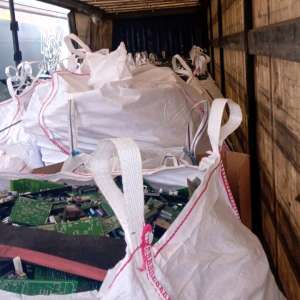 Deşeuri din Germania și Italia, oprite la Nădlac II. Peste 20 de tone de diverse bunuri.