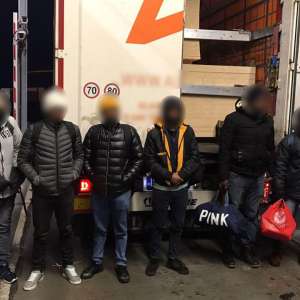 Opt cetățeni străini, ascunşi printre plăci de pal, întru-un TIR