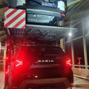 Ascuşi în portbagajele unor maşini transportate pe o platformă, opt cetăţeni străini intenţionau să treacă illegal frontiera în Ungaria