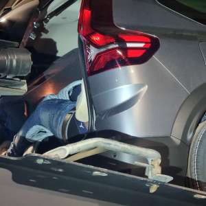 Ascuşi în portbagajele unor maşini transportate pe o platformă, opt cetăţeni străini intenţionau să treacă illegal frontiera în Ungaria