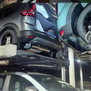 Ascuşi în portbagajele unor maşini transportate pe o platformă, opt cetăţeni străini intenţionau să treacă illegal frontiera în Ungaria