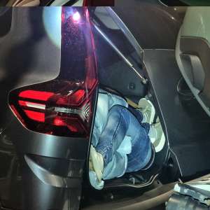 Ascuşi în portbagajele unor maşini transportate pe o platformă, opt cetăţeni străini intenţionau să treacă illegal frontiera în Ungaria