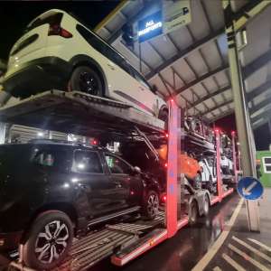 Ascuşi în portbagajele unor maşini transportate pe o platformă, opt cetăţeni străini intenţionau să treacă illegal frontiera în Ungaria