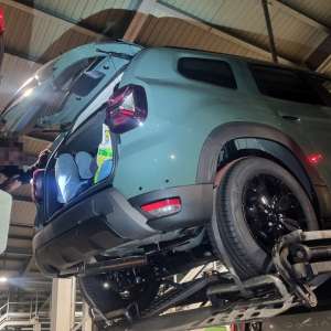 Ascuşi în portbagajele unor maşini transportate pe o platformă, opt cetăţeni străini intenţionau să treacă illegal frontiera în Ungaria