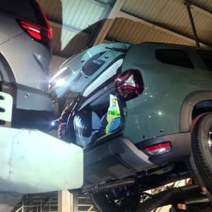 Ascuşi în portbagajele unor maşini transportate pe o platformă, opt cetăţeni străini intenţionau să treacă illegal frontiera în Ungaria