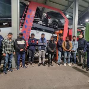 Ascuşi în portbagajele unor maşini transportate pe o platformă, opt cetăţeni străini intenţionau să treacă illegal frontiera în Ungaria