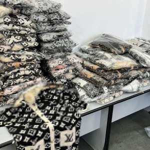 Bunuri susceptibile a fi contrafăcute, descoperite de polițiștii de frontieră giurgiuveni disimulate în mai multe mijloace de transport