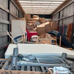 TIR încărcat cu 5 tone de deșeuri, oprit la P.T.F. Petea