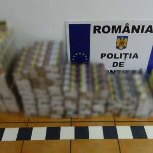 Țigarete ascunse printre bagaje, în compartimentul motor al unui microbuz, precum și în pereții laterali ai acestuia