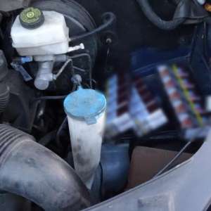 Țigarete ascunse printre bagaje, în compartimentul motor al unui microbuz, precum și în pereții laterali ai acestuia