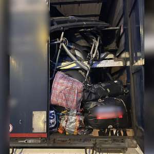 Deşeuri din Marea Britanie, oprite la Borș II. Peste 16 de tone de diverse bunuri