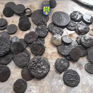 Tezaur numismatic descoperit în bagajul unor cetăţeni bulgari căutători de comori