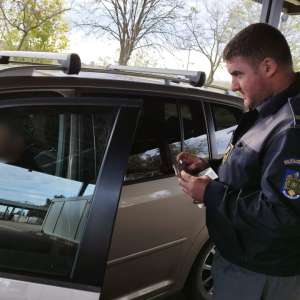 Un permis fals, două infracțiuni