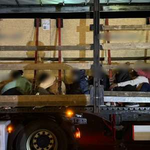 23 de cetăţeni străini, depistaţi ascunşi în mijloace de transport, la graniţa cu Ungaria