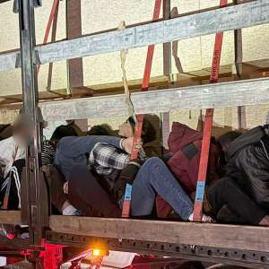 23 de cetăţeni străini, depistaţi ascunşi în mijloace de transport, la graniţa cu Ungaria